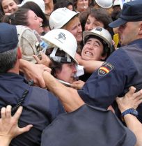 La Policía tuvo que emplearse a fondo para desalojar a las mujeres. (Foto: Juan Lázaro)
